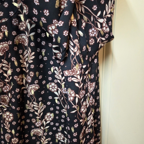 Maurices Floral Top Size Large Gold Fecks Roll Tab Sleeves Lightweight Womens - Picture 6 of 16